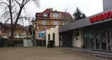 Vizualizace schodů z návrhu v participativním rozpočtu z roku 2020. I on myslí na potřeby alespoň maminek s kočárky. Pro osoby na vozíku by sklon schodů zřejmě nevyhovoval bezpečnému použití.